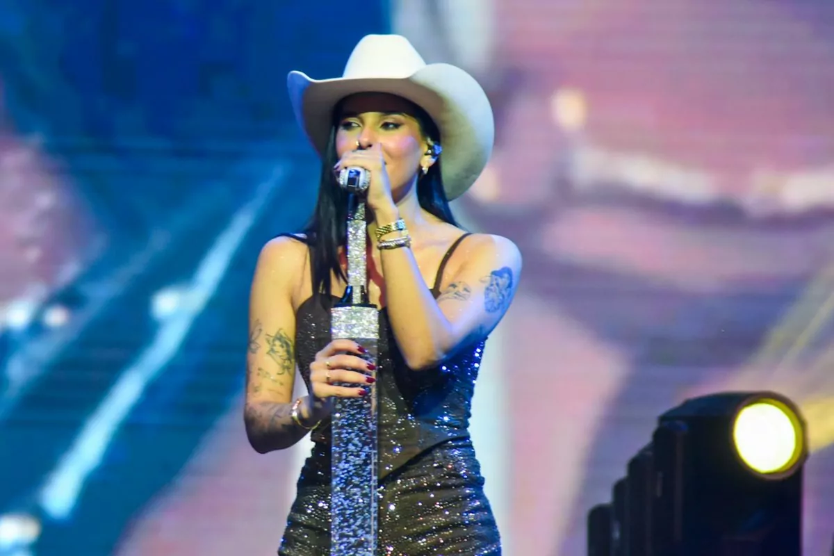 Ana Castela lança primeira coleção de make Por Redação - 11/11/2025 - 17:51