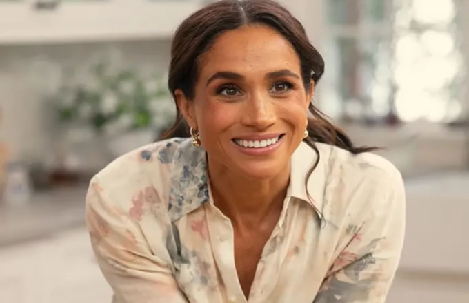 Meghan Markle é vista saindo de set de filmagem